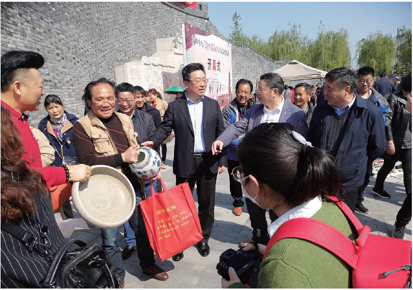 我市举行北门瓮城首届大型收藏品交流会